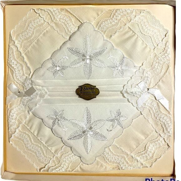 Vintage boxed set of embroidered handkerchiefs - Picture 1 of 4